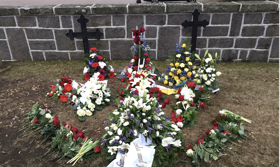 Blommor begravning utanför kyrkan