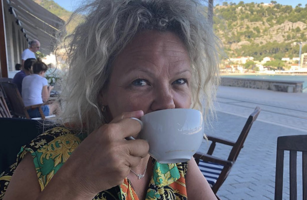 Åsa dricker kaffe